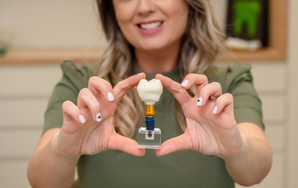 Implant dentar digital Family Dent Cluj - Soluții premium pentru înlocuirea dinților lipsă