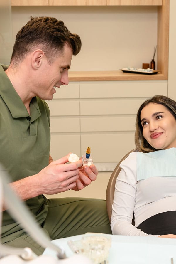 Coroană pe implant dentar în Cluj la Family Dent